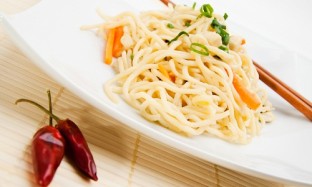 Рецепт салата из рисовой лапши, перца чили и кинзы