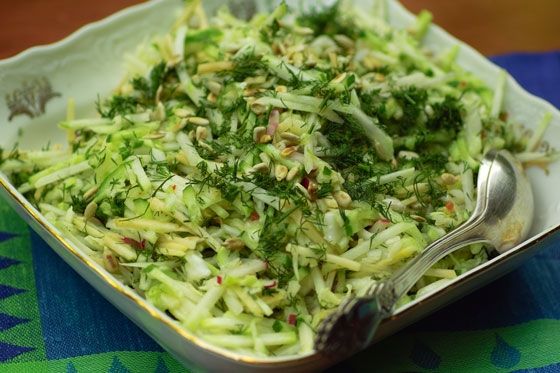 Зеленый салат со свежими огурцами и простоквашей