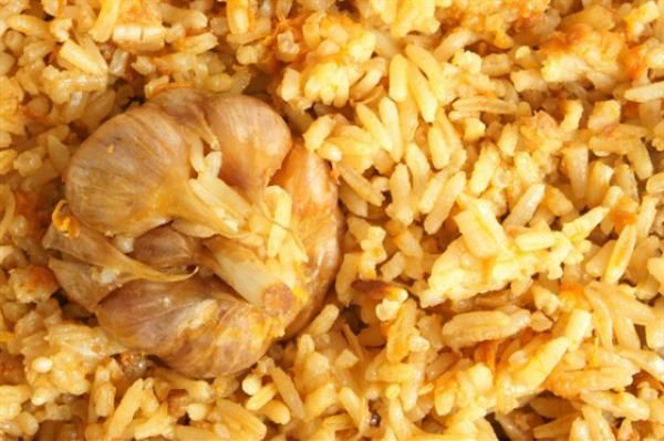 Рис с запеченным чесноком и розмарином