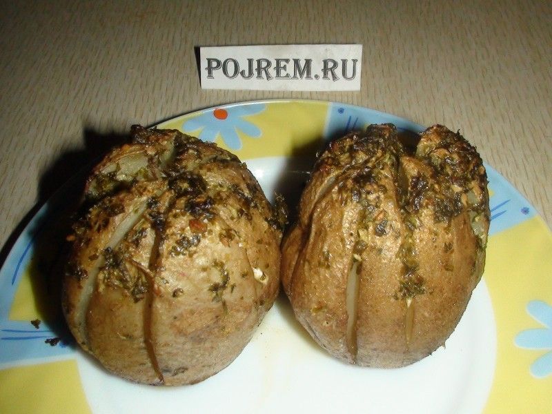 Два картофеля, запеченных в духовке