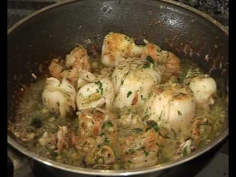 Салат из морепродуктов в чесночном масле - видеорецепт