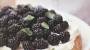 Меренги с фундуком и ежевикой