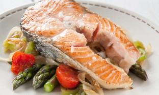 Рецепт стейка лосося со спаржей
