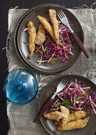 Рецепт курицы с хрустящей корочкой и гарниром из зимнего салата