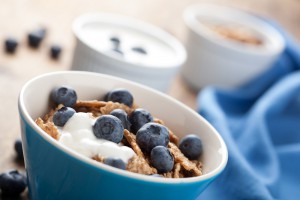 Рецепт йогурта с фруктами и хлопьями на завтрак