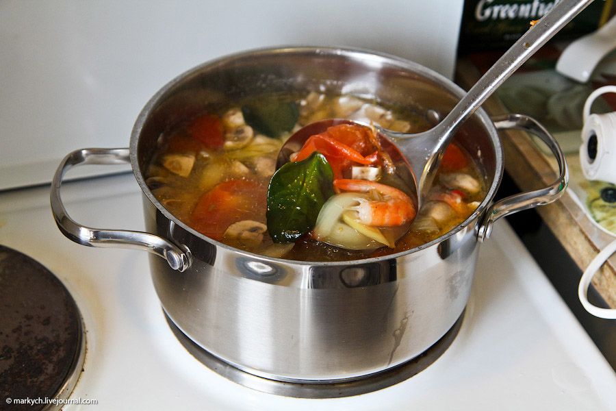 Ароматный суп с томатами и креветками