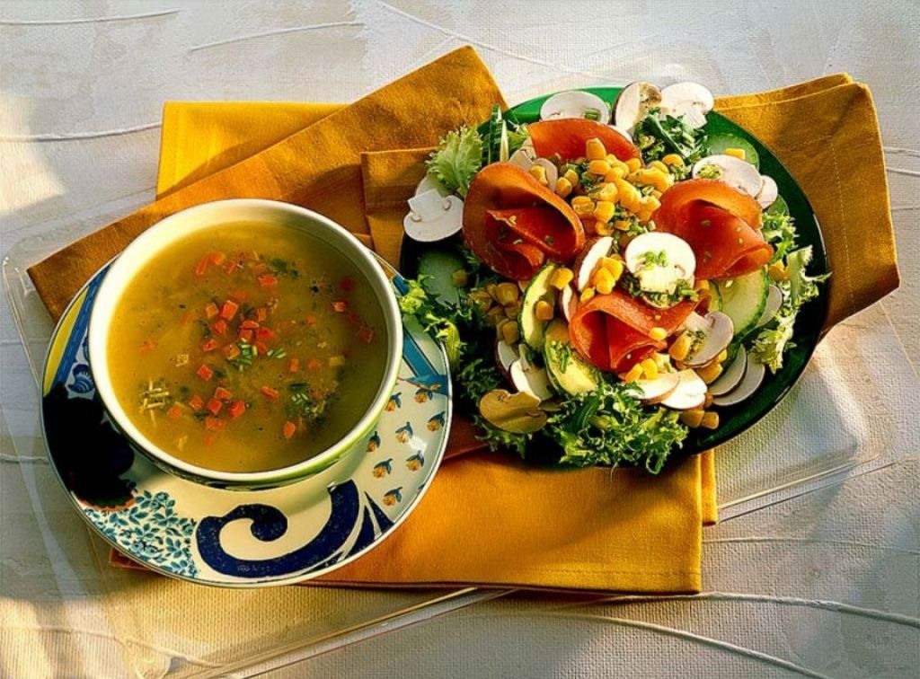 Суп с салатом
