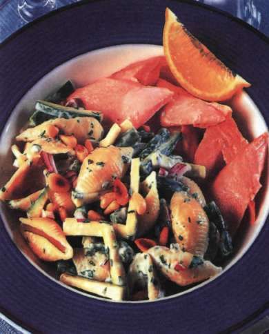 Салат макароный с овощами