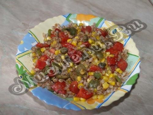 Салат из перловой крупы, кукурузы и бобов