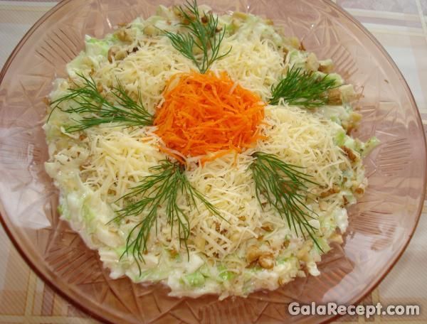 Салат с белокочанной капустой, яблоками и сыром